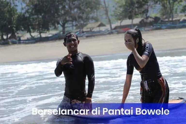 Berselancar di Pantai Bowele